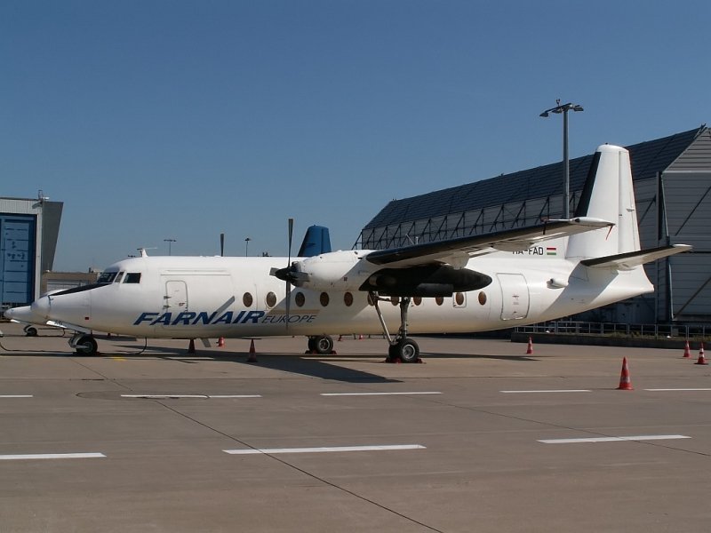 HA-FAD, eine Fokker 27 der Farnair sthet hier neben dem