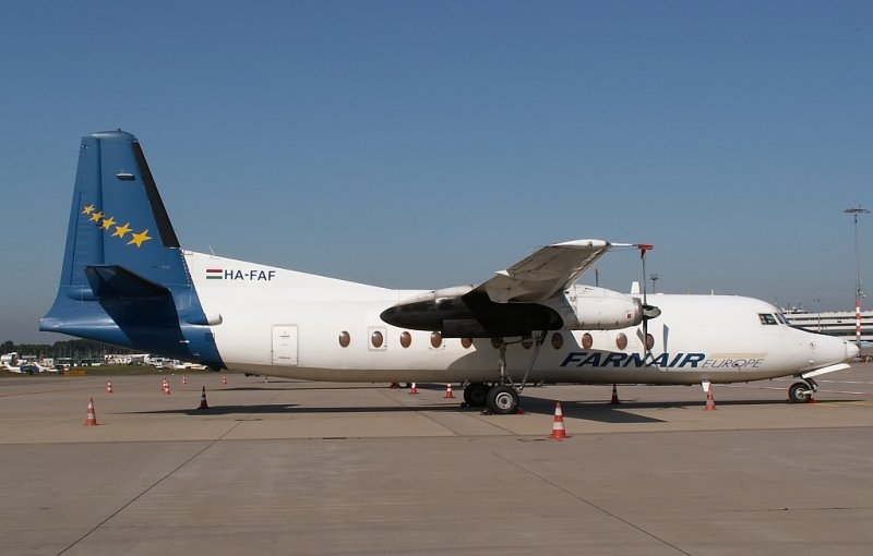 HA-FAF, eine Fokker 27 der Farnair steht hier geparkt auf