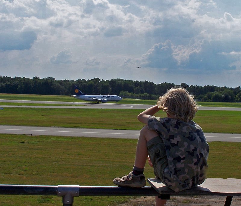  Flugbeobachter  beim Aussichtspunkt Airport Hamburg. Am 15.07.2009