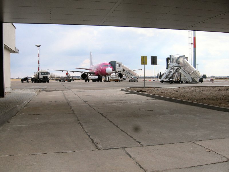 Flughafen Berlin-Schnefeld, Blick zum Germanwings-Flugzeug mit T-Mobile-Werbung, Foto von 2006