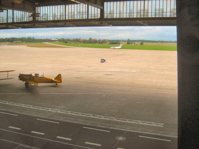 Flughafen Tempelhof, im Hintergrund startende Linienmaschine, Herbst 2007 ein Jahr vor dem Ende ...