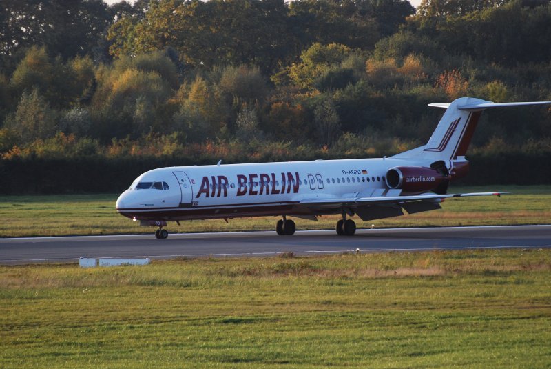 Fokker 100 D-AGPD der Air Berlin nach ihrer Landung in Hamburg Fuhlsbttel am 23.10.08