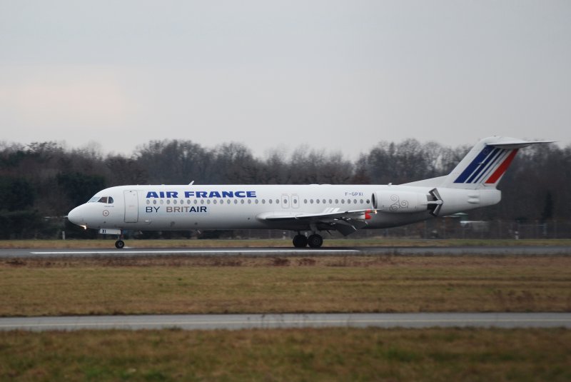 Fokker 100 F-GPXI der Air France nach der Landung in Hamburg Fuhlsbttel am 14.03.09 