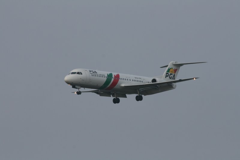 Fokker 1000 der Portugalia Airlines im Anflug auf Findel/Luxemburg.
