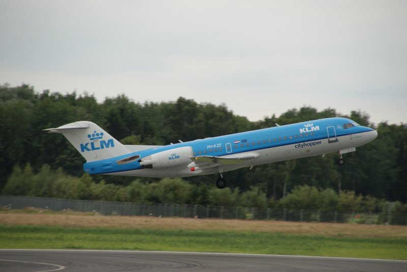 Fokker 70 der KLM Cityhopper (PH-KZF) beim Start in Richtung Amsterdam
