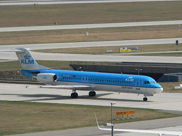 Fokker F-100 der KLM cityhopper (PH-OFM) aufgenommen am 21.07.2006 Flughafen Mnchen