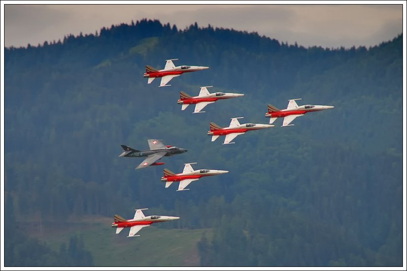 Formationsflug der Patrouille Suisse, hier mit der Hawker Hunter im Verband, mit der 1959 alles angefangen hat. 1994 wurden die Hunter durch die F-5E Tiger II abgelst. Zeltweg am 26.6.2009.