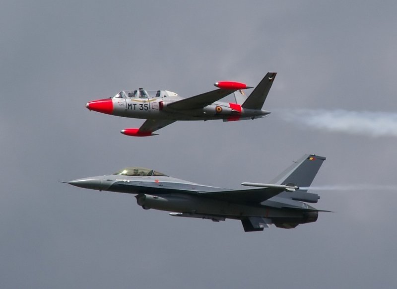 Sch�ne Formation...ein Fouga Magister und die belgische Solo-Display Maschine �berfliegen