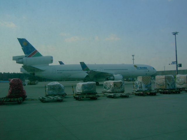 MD-11 der Air Namibia steht am 08.04.06 auf einer Vorfeld