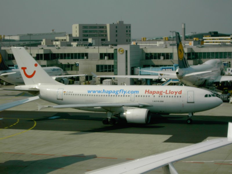 Airbus A310 der Hapagfly rollt am 03.09.05 zu seiner Parkposition
