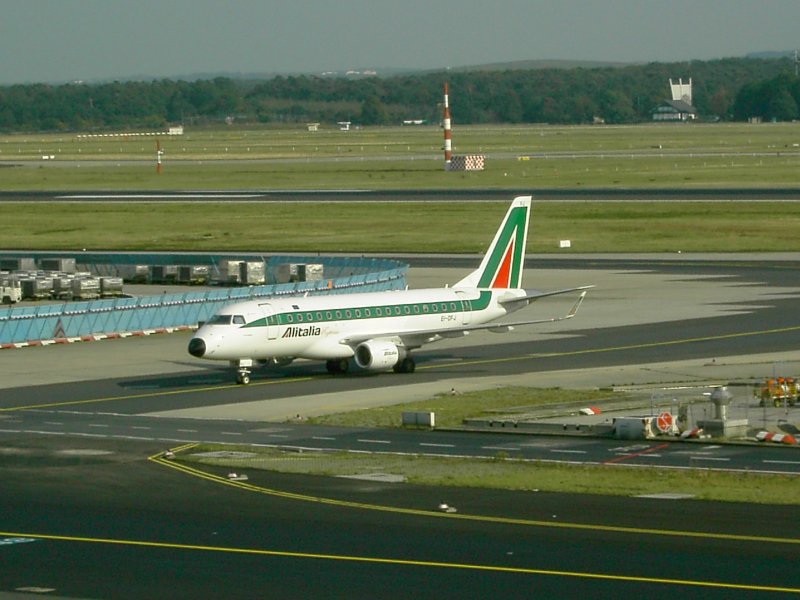 Embraer 170 der Alitalia in Frankfurt.(03.09.05) 