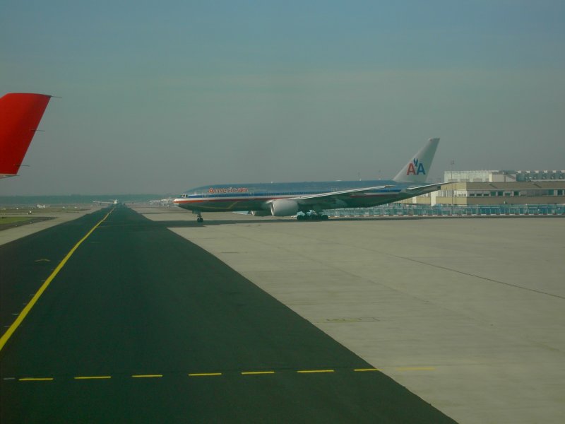 Boeing 777 der American Airlines in Frankfurt am 08.10.06. 
