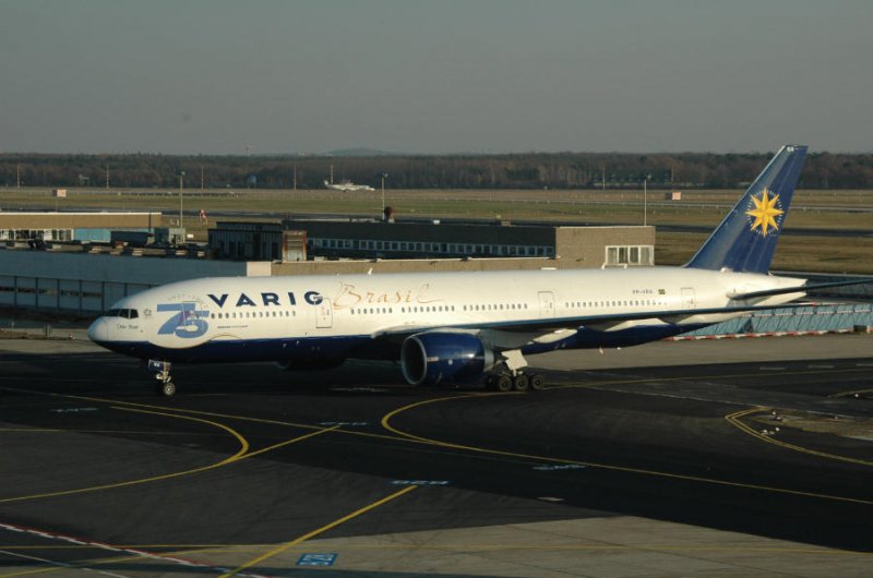 Die Boeing 777 der VARIG mit der Kennung PP-VRA auf
