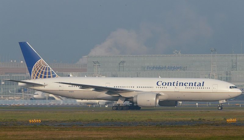 Continental Triple Seven auf dem Weg zum Gate in Frankfurt.