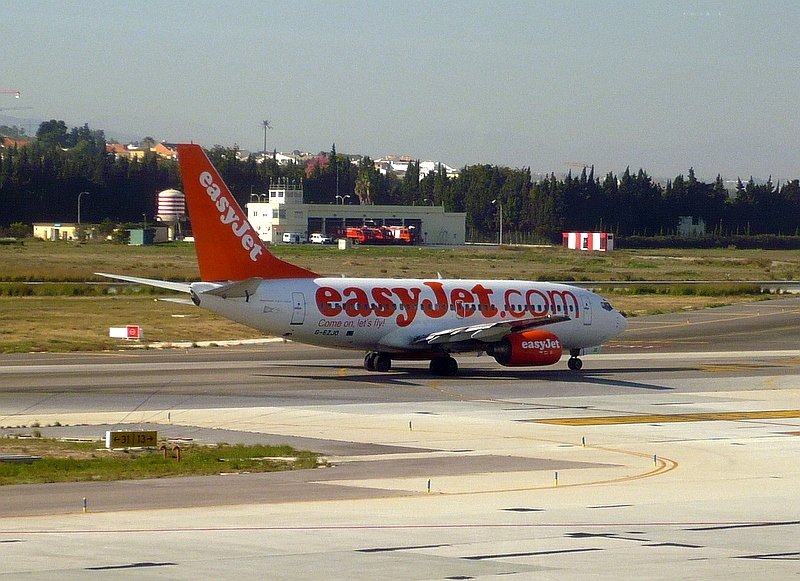 G-EZJO von easyJet rollt am 05.12.2007 auf dem Flughafen Valencia (VLC) zum Start.