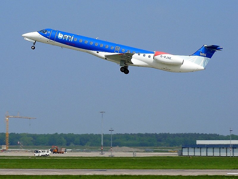 G-RJXE, eine ERJ-145 von BMI regional ist grade in Hannover gestartet. (2.5.2009)