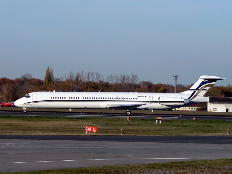 Gainjet MD 83 SX-IFA am 16.11.2006 auf dem Flughafen Berlin-Tegel