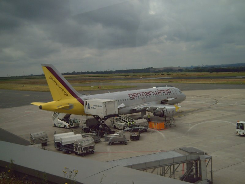 Eine A-319 der germanwings-Gesellschaft beim Be- und Entladen am Dortmunder