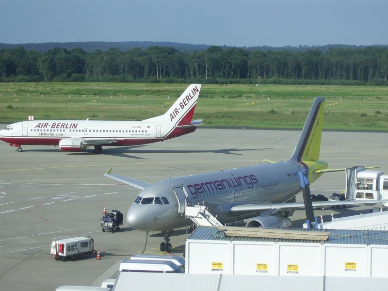 Airberlin B737-300 D-ADIJ und Germanwings A319-132 D-AGWC auf dem Koelner