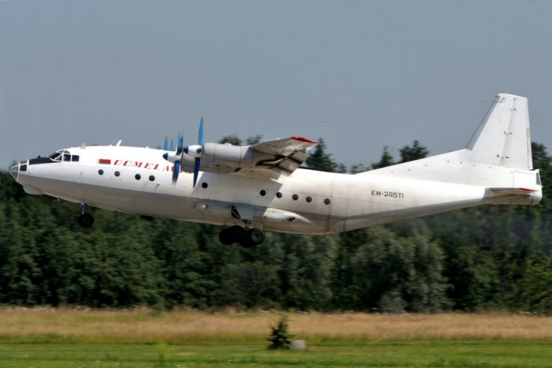 
Gomelavia,  Antonov AN-12 beim Start auf der Rwy 28, (ZRH , 20.7.2007)