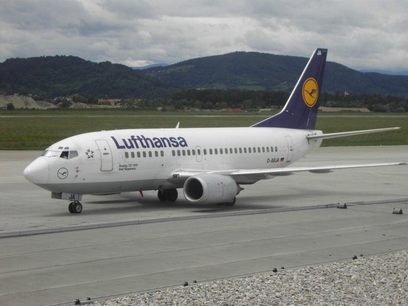Boeing 737-500 nach der Ankunft aus Frankfurt. 