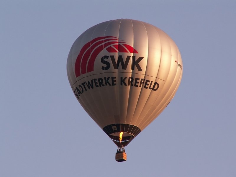 Der Ballon D-OSKR �berf�hrt den Flugplatz Grefrath Niershorst. Das Foto