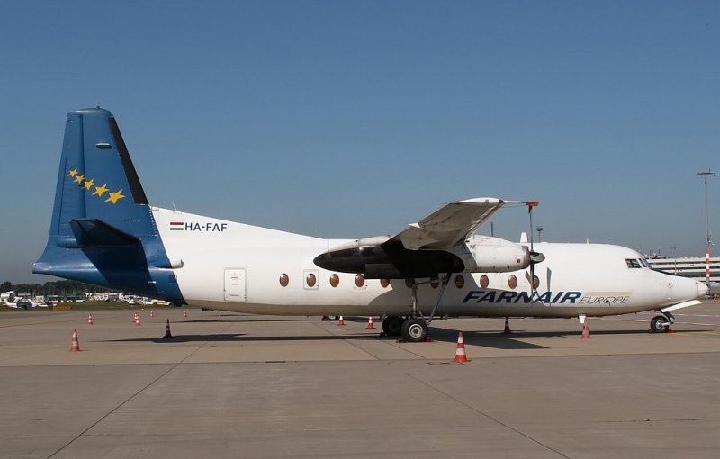 HA-FAF, eine Fokker 27 der Farnair steht hier geparkt auf dem Vorfeld in Kln. Schn diese alten Ladies noch zu sehen. Das Foto stammt vom 22.09.2007