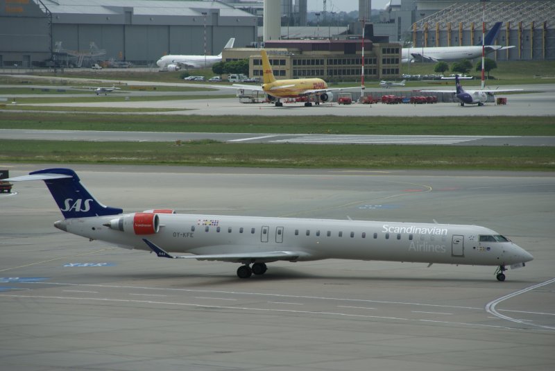 CRJ-900 der SAS am Flughafen Hamburg 