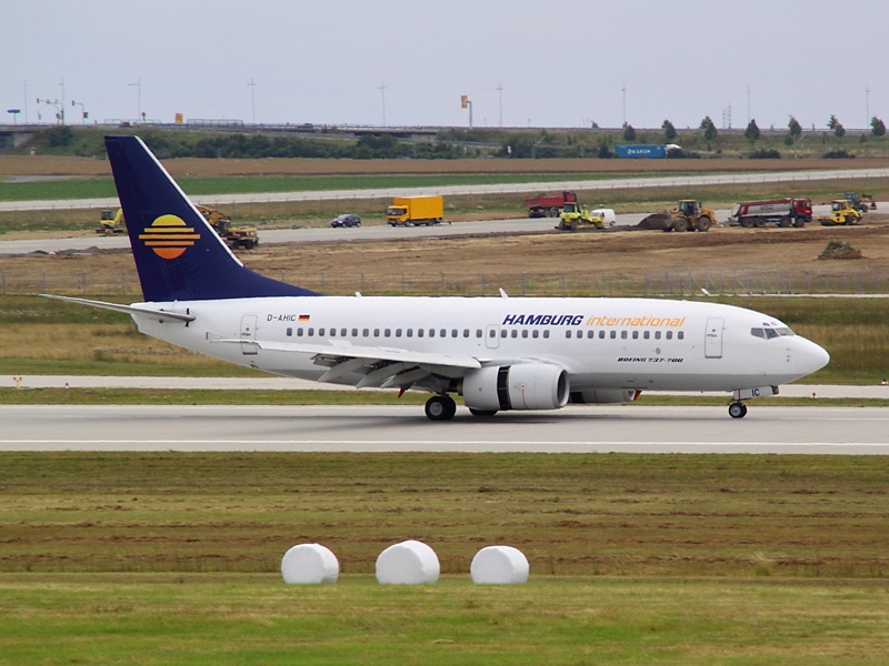 Hamburg International ist mit der 737-700 D-AHIC grade in Leipzig gelandet. (13.7.2009)