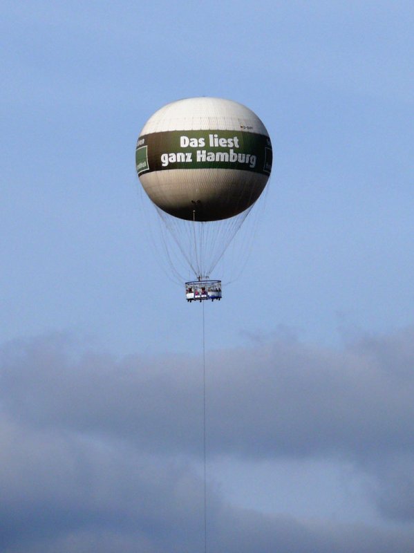  Hamburgs hchster Aussichtspunkt : Highflyer, einer der weltweit grten Fesselballons mit Werbung  Das liest ganz Hamburg  in ca. 150 m Hhe; 17.09.2009
