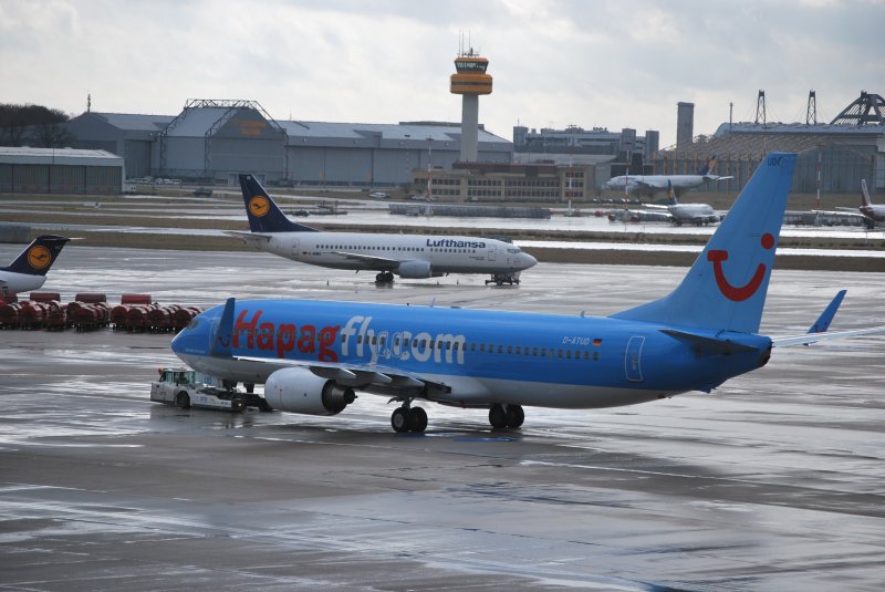 Eine Boeing von Hapagfly.com steht auf dem Rollfeld des hamburger