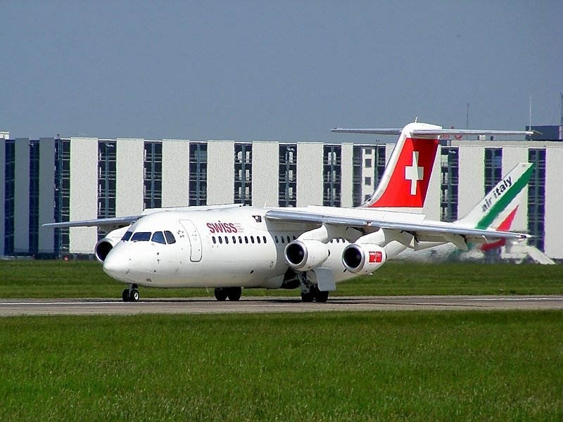 HB-IXP, eine BAE146-RJ100 der Swiss, am 2.5.2009 in Hannover.