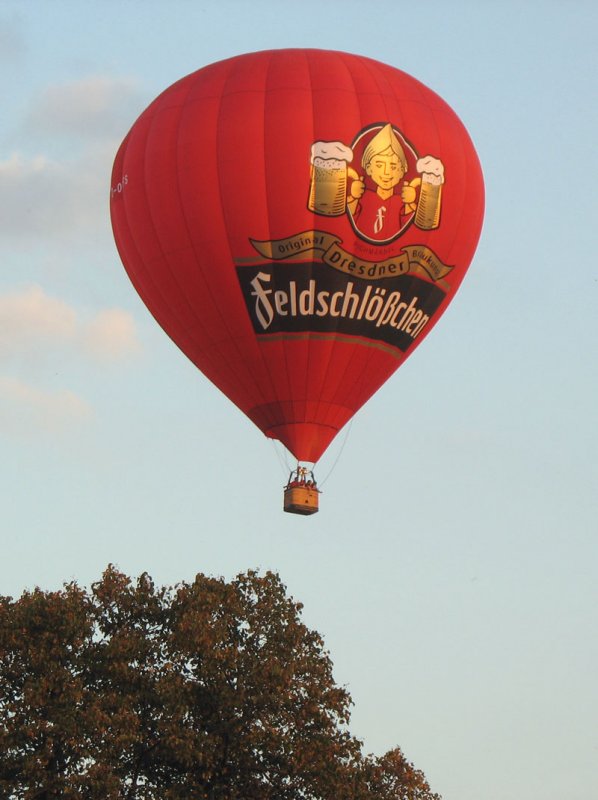 Heiluftballon als Werbetrger fr die Biersorte Feldschlchen - mit dem  PICHMNNEL  - Original Dresdner Braukunst; Dresden, 23.09.2007

