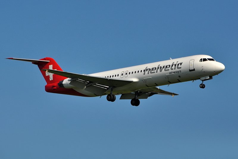 Helvetic Airways, HB-JVC, Fokker 100. Landeanflug auf rwy 14 bei bestem Herbstwetter. 20.10.2008