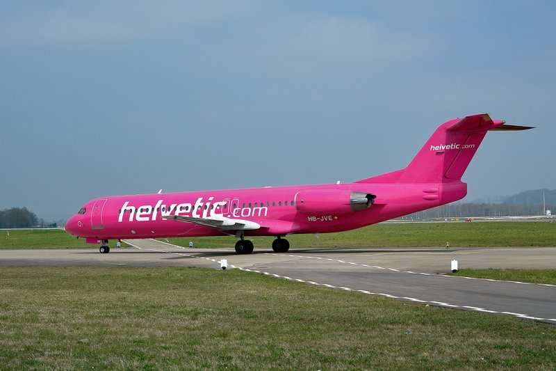 Helvetic Airways, HB-JVE, Fokker 100. Noch ist die Maschine magentafarben, aber bald wird sie in einem unaufflligen weiss erscheinen, mit rotem Leitwerk und dem schweizer Kreuz. 5.4.2007