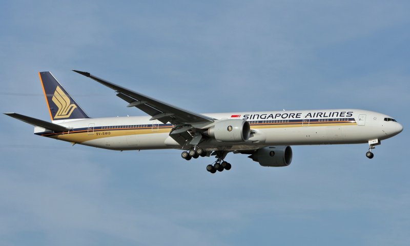 Heute am frhen Morgen schwebte die Singapore Airlines Boeing 777-312(ER) 9V-SWD auf die Rwy 34 ein.  1.Juli 2007