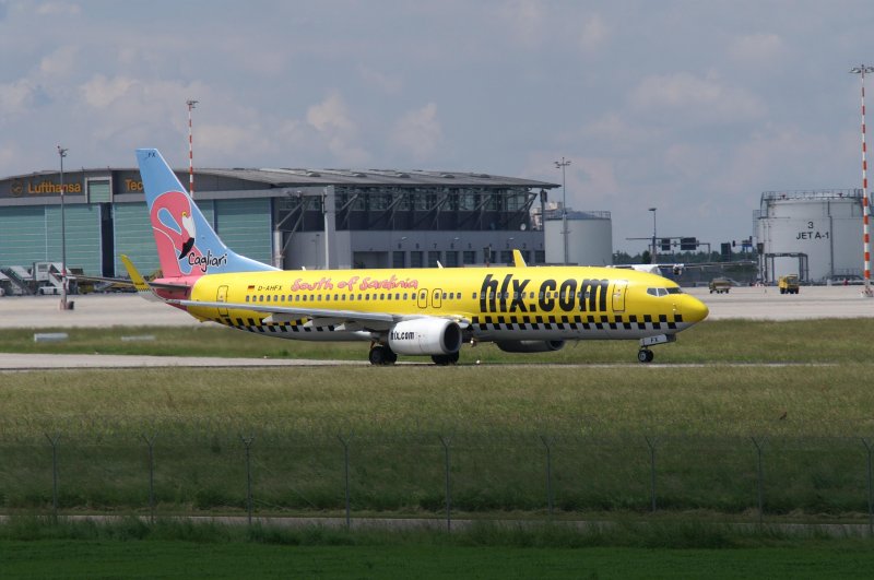 Eine Boeing 737-8K5/W der Hapag-Lloyd Express mit der Kennung