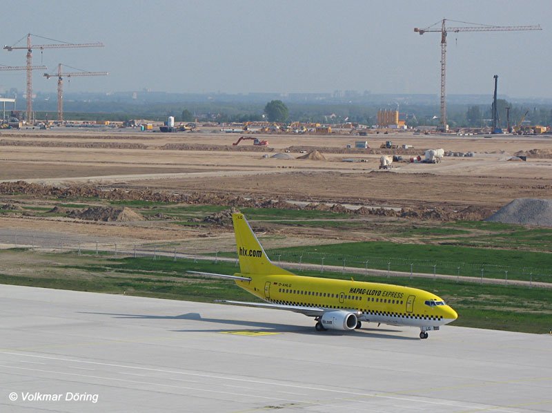 Soeben gelandet ist die Boeing 737 HAPAG-LLOYD EXPRESS in Leipzig/Halle,