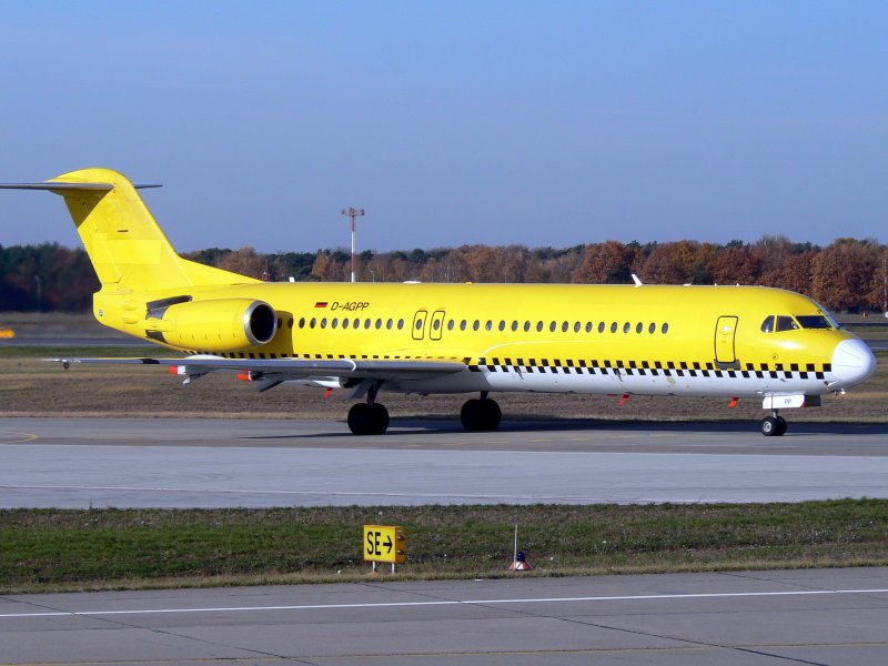 HLX Fokker 100 D-AGPP am 16.11.2006 auf dem Flughafen Berlin-Tegel