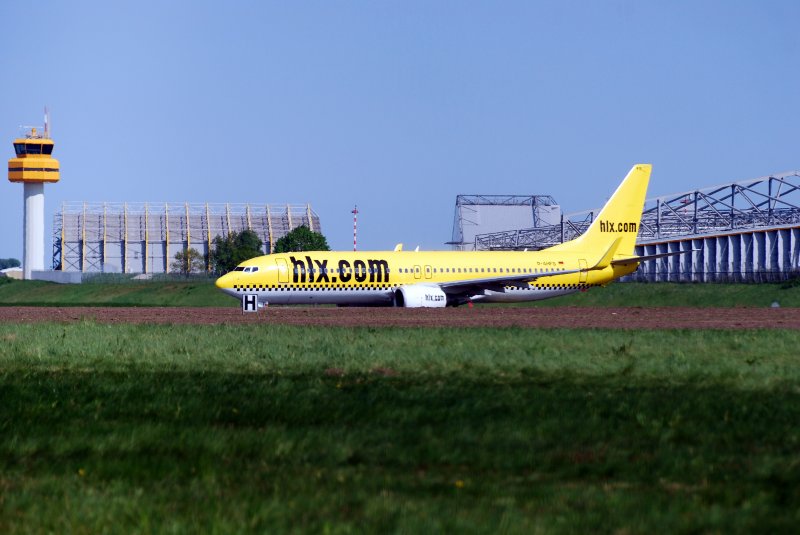 Die Boeing 737 D-AHFS der HLX beim rollen zur Runway