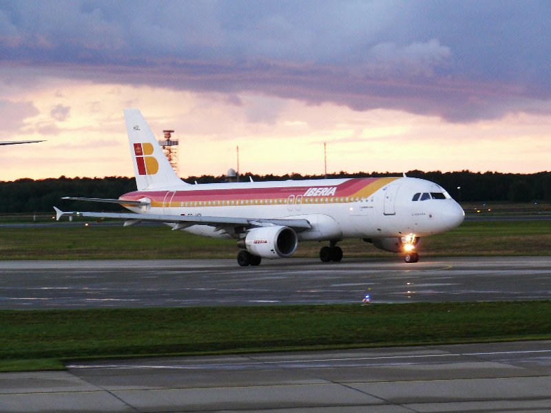 Iberia A 320 EC-HQL rollt am Abend des 03.09.2007 in Berlin TXL