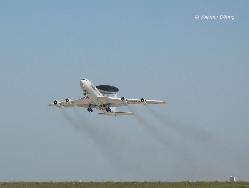 Im Rahmen eines Pilotentrainings probt die Besatzung einer AWACS in Dresden-Klotzsche mehrere Landeanflge. Hier kommt E-3A soeben vom touch and go; 27.04.2007
