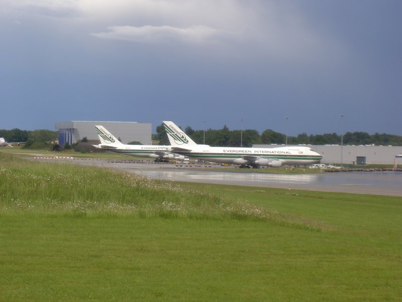 Im Ryanair-Flugzeug nach Gteborg fotografiert: Die Cargo-Flugzeuge auf dem Flughafen Frankfurt Hahn.