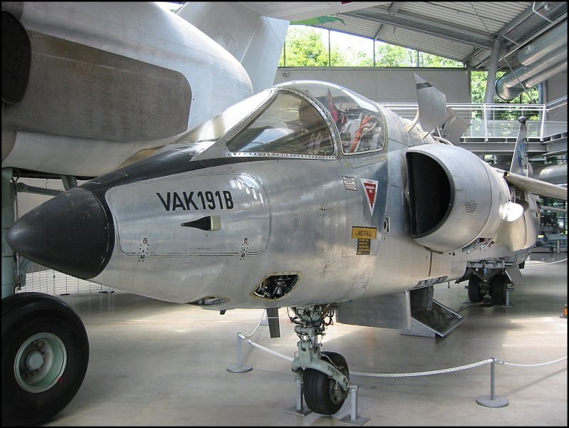 In der Auenstelle des Deutschen Museums in der Flugwerft Schleiheim ist dieser Senkrechtstarter-Prototyp VFW-Fokker VAK 191B ausgestellt. Das Flugzeug wurde im Rahmen eines NATO-Projekts der 60er und 70er Jahre des letzten Jahrhunderts entwickelt, wurde aber nie in Serie produziert. (Juli 2004)