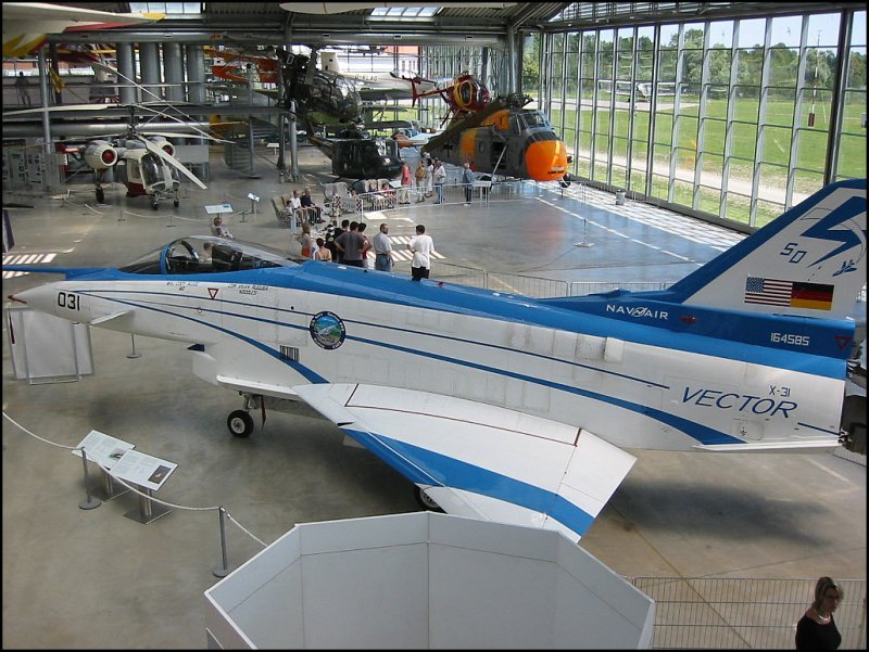 In der Auenstelle des Deutschen Museums in der Flugwerft Schleiheim ist diese Rockwell-MBB X-31 ausgestellt, ein gemeinsam von Deutschland und den USA entwickeltes Experimentalflugzeug. Mit diesem Flugzeug fanden in den 90er Jahren des letzten Jahrhunderts Versuche zur Schubvektorsteuerung statt. (Juli 2004)