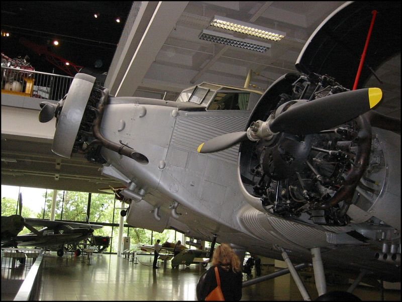 In der Hauptstelle des Deutschen Museums in Mnchen ist eine alte Ju 52 ausgestellt. Hier ist ein Teil der Verkleidungen eines der Propellertriebwerke hochgeklappt. (Juli 2004)