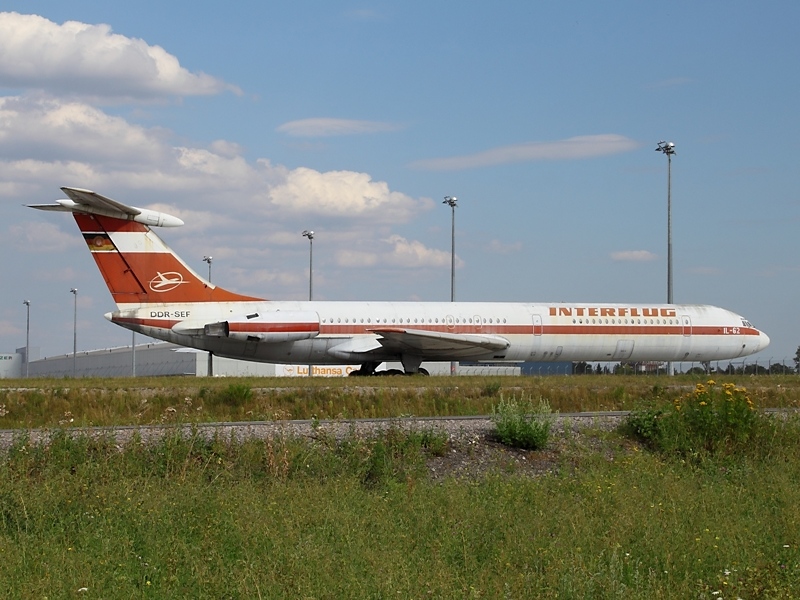 In Leipzig steht abgestellt die IL-62 DDR-SEF der Interflug. (9.8.2009)