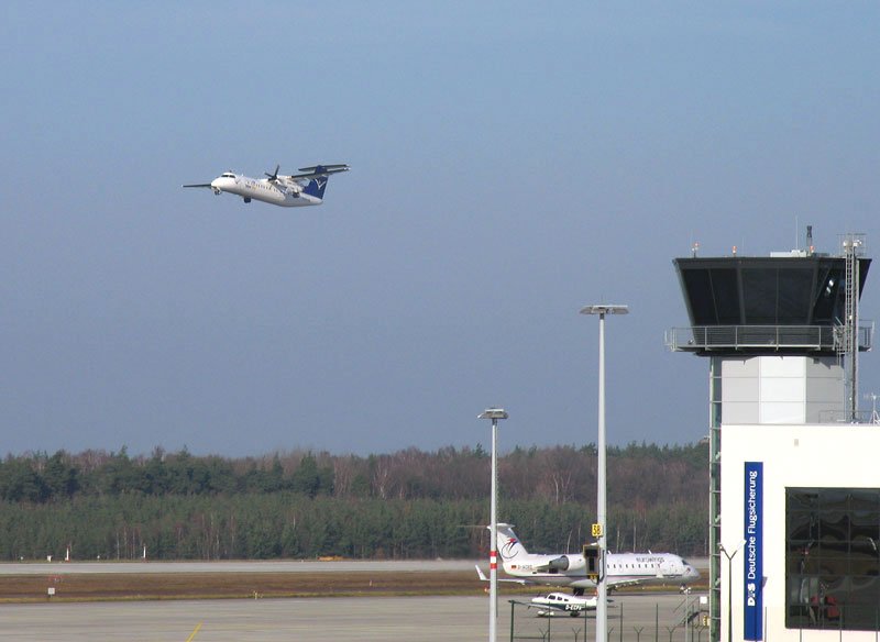 InterSky OE-LSB, eine De Havilland Dash 8-300 (DHC83), ist gestartet als Flug 3L 363 nach Friedrichshafen, am Boden rollt eurowings D-ACRD, eine Canadair Regional Jet CRJ200LR (CJ200), zum Start als Flug LH861 nach Dsseldorf; Dresden-Klotzsche, 21.11.2007
