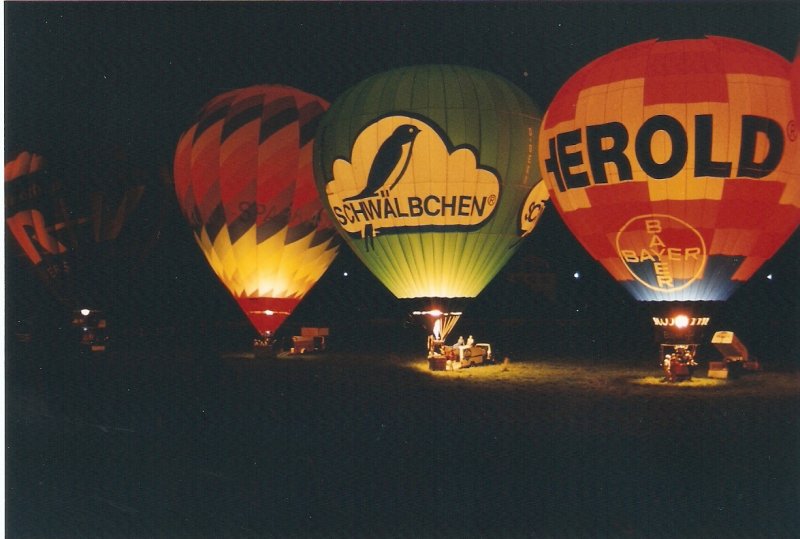 Juni 2002: Hessentag in Idstein. Am Abend nach dem vorangegangenen Massenstart der Heissluftballons war  Ballonglhen  angesagt