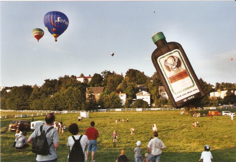 Juni 2002: Hessentag in Idstein. Einer der Programmpunkte war ein Massenstart von Heissluftballons. Mit dabei war auch die Jgermeisterflasche